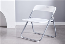 白色折叠椅